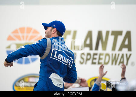 Atlanta, GA, Stati Uniti d'America. 1 Mar, 2015. Atlanta, GA - Mar 01, 2015: Jimmie Johnson (48) celebra in corsia di vittoria dopo aver vinto le pieghe di onore QuikTrip 500 ad Atlanta Motor Speedway di Atlanta, GA. © csm/Alamy Live News Foto Stock