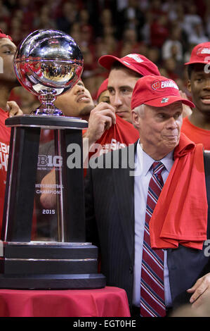 1 marzo 2015: Wisconsin coach Bo Ryan vincente celebra il grande dieci campionato dopo il NCAA pallacanestro tra il Wisconsin Badgers e Michigan State Spartans a Kohl Center a Madison, WI. Wisconsin sconfitto Michigan 68-61. John Fisher/CSM Foto Stock