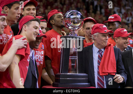 1 marzo 2015: Wisconsin coach Bo Ryan vincente celebra il grande dieci campionato dopo il NCAA pallacanestro tra il Wisconsin Badgers e Michigan State Spartans a Kohl Center a Madison, WI. Wisconsin sconfitto Michigan 68-61. John Fisher/CSM Foto Stock