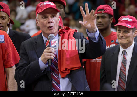 1 marzo 2015: Wisconsin coach Bo Ryan parla alla folla dopo aver vinto il grande trofeo dieci dopo il NCAA pallacanestro tra il Wisconsin Badgers e Michigan State Spartans a Kohl Center a Madison, WI. Wisconsin sconfitto Michigan 68-61. John Fisher/CSM Foto Stock