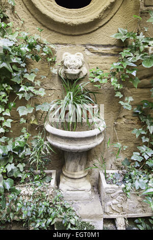 Vecchia fontana di pietra, il dettaglio di una fontana decorativa, patrimonio Foto Stock