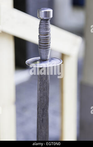 Vecchia spada medievale, il dettaglio di una vecchia arma di guerra Foto Stock