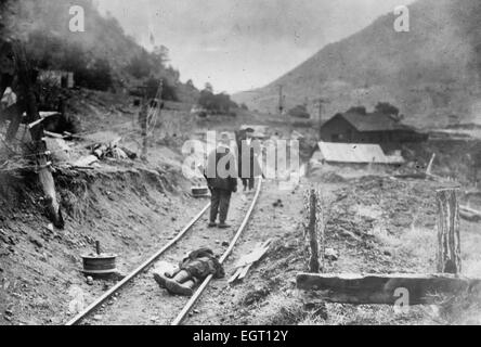 Ucciso il minatore con alcuni dei suoi compagni - Massacro di Ludlow, durante il quale una tenda camp di colpire i minatori a Ludlow Colorado è stato attaccato da Colorado Guardia nazionale il 20 aprile 1914. Forbes, Colorado Foto Stock