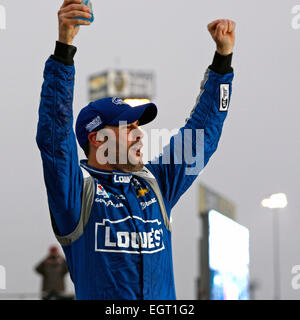 Atlanta, Georgia, Stati Uniti d'America. 1 Mar, 2015. JIMMIE JOHNSON celebra vincendo il QuikTrip pieghe di onore 500 ad Atlanta Motor Speedway. © csm/Alamy Live News Foto Stock