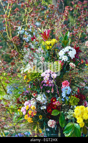 Big multicolor meraviglioso bouquet di fiori sul parco di primavera Foto Stock