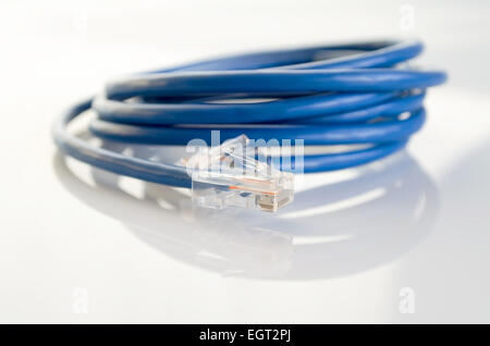 Rj45 blu spina di rete su bianco Foto Stock