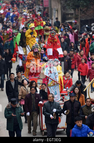 Miluo, provincia cinese di Hunan. 2 Mar, 2015. Bambini eseguire 'Taigushi' (portano storie) in Changle città di Miluo City, centrale provincia cinese di Hunan, Marzo 2, 2015. "Taigushi elencato come un cittadino patrimonio culturale immateriale nel 2011, è un folk le prestazioni durante la quale i bambini vestiti come eroi ed eroine in cinese tradizionale fiabe e opere locale, eseguire su tavole portati dagli adulti. © Li Ga/Xinhua/Alamy Live News Foto Stock