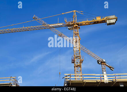 Gru a torre presso il sito in costruzione Foto Stock