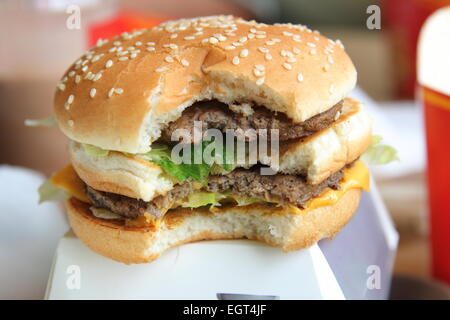 McDonald's double cheeseburger con il morso mancante Foto Stock