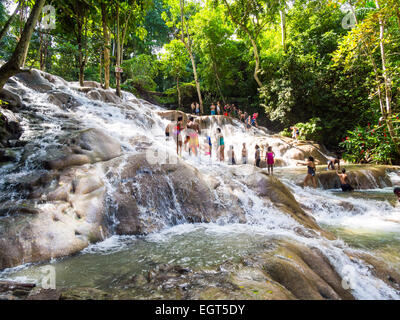 I turisti balneari e salendo le Cascate del Fiume Dunn, Ocho Rios, Saint Ann Parish, Giamaica Foto Stock