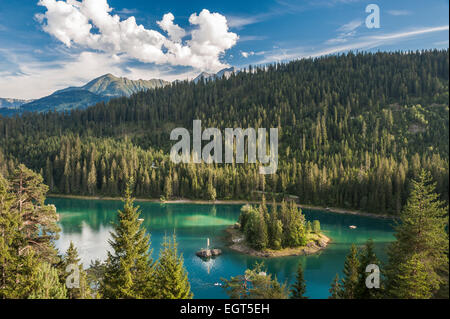 Lago Caumasee con isola, lago balneabile nella foresta Flims, Flims, Grigioni, Svizzera Foto Stock