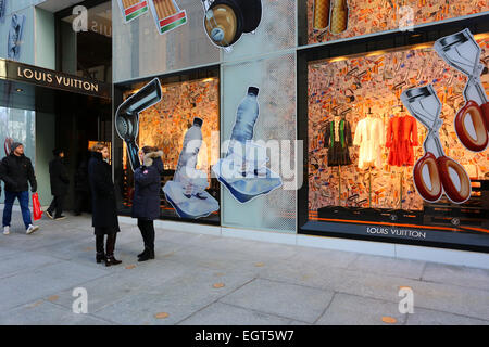 Louis Vuitton, 1 E 57th St, New York, NY. storefront esterna di beni di lusso store sulla Fifth Ave in Midtown Manhattan. Foto Stock