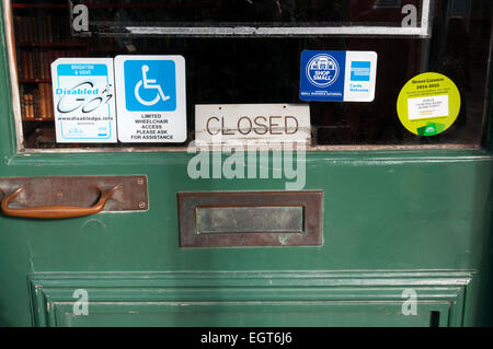 Segno chiusa sulla porta di un bookshop in Brighton. Foto Stock