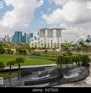 Vista di Marina Bay sands hotel e casino da giardini dalla Baia di Singapore. Foto Stock