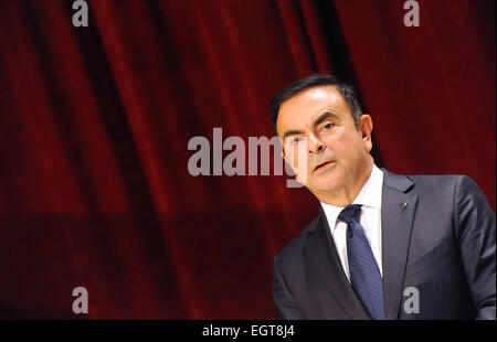 Sandouville (Francia settentrionale) su 2014/09/30: Carlos Ghosn presso la fabbrica Renault di Sandouville in compagnia di Emmanuel Macron, ministro dell'Economia, del rinnovamento industriale e Information Technology Foto Stock