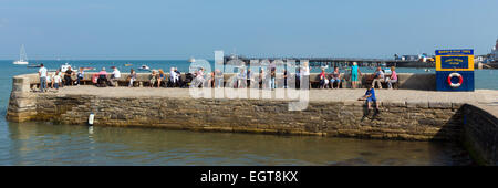 Turisti e visitatori di parete del porto Swanage DORSET REGNO UNITO Inghilterra in estate in attesa di un viaggio in barca Foto Stock