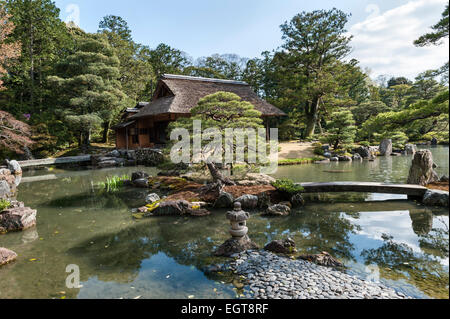 Kyoto, Giappone. I giardini di Katsura Villa Imperiale (Katsura Rikyu). Lo stagno in primavera con la Shokin-tei tea house Foto Stock