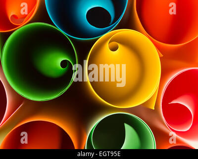 Una macro immagine vista dall'alto del gruppo di arrotolato fogli colorati di carta Foto Stock