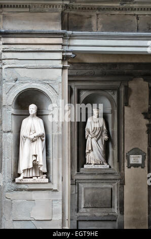 L'esterno della Galleria degli Uffizi di Firenze è decorato con statue del 19° secolo - Cosimo de' Medici (a destra), l'artista del 14° Andrea Orcagna (a sinistra) Foto Stock
