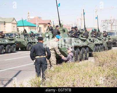 Ad Astana, Kazakistan - 7 maggio 2014: parata militare nel giorno dell'esercito kazako. Ad Astana, Kazakistan Foto Stock