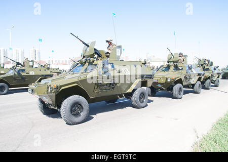 Ad Astana, Kazakistan - 7 maggio 2014: parata militare nel giorno dell'esercito kazako. Ad Astana, Kazakistan Foto Stock