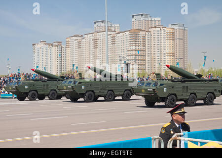 Ad Astana, Kazakistan - 7 maggio 2014: parata militare nel giorno dell'esercito kazako. Ad Astana, Kazakistan Foto Stock