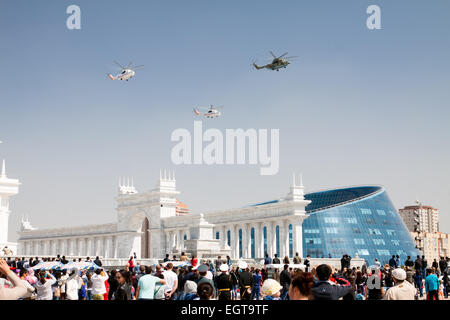 Ad Astana, Kazakistan - 7 maggio 2014: parata militare nel giorno dell'esercito kazako Foto Stock