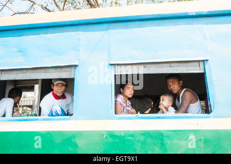 Treno motore, carrelli, pendolari presi su un 3 cerchio orario treno attraverso Yangon e sobborghi Yangon,Rangoon, Birmania, Myanmar, Foto Stock