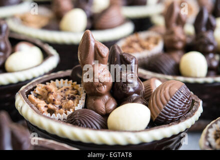 Hornow, Germania. 02Mar, 2015. Conigli di cioccolato, di uova di cioccolato e praline per le prossime vacanze di Pasqua laici in un cestello Alla Confiserie Felicitas in Hornow, Germania, 02 marzo 2015. I prodotti di cioccolato dell'azienda di famiglia e i loro 60 dipendenti sono tutte fatte a mano e realizzato da puro burro di cacao. Circa 400 chilo cioccolato sono elaborate ogni giorno. Foto: Patrick Pleul/dpa/Alamy Live News Foto Stock