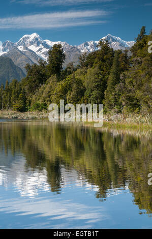 Lago Matheson, Monte Cook, destra, e Monte Dampier, Alpi del Sud, Costa Occidentale, Isola del Sud, Nuova Zelanda. Foto Stock