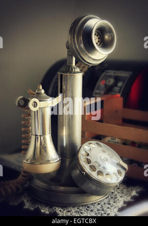 Candelabro Vintage telefono utilizzato nei primi anni del ventesimo secolo. Foto Stock