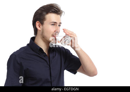 Attraente uomo felice acqua potabile da un vetro isolato su uno sfondo bianco Foto Stock