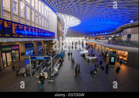 Londra, Inghilterra - IL 3 FEBBRAIO 2015: Londra pendolari viaggiare attraverso la stazione dei treni di Kings Cross il 3 febbraio 2015. Londra com Foto Stock