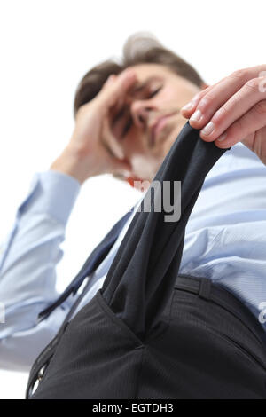 Imprenditore rovinato con tasca vuota isolata su uno sfondo bianco Foto Stock