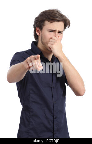 L'uomo rivolto a voi con la mano che tiene il naso perché bad puzzano isolato su uno sfondo bianco Foto Stock