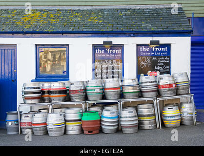 Vuoto barili di birra al di fuori del pub di Colchester, England Regno Unito Foto Stock