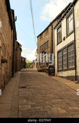 Stretta viuzza acciottolata, Il White Lion pub, Heptonstall, West Yorkshire, Inghilterra, Regno Unito Foto Stock