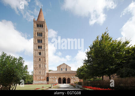 Monastero chiesa con campanile a torre campanile, Abbazia di Pomposa, ex abbazia benedettina, Pomposa, Emilia Romagna, Italia Foto Stock