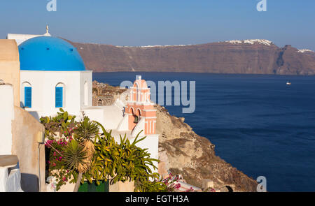 Iconico chiesa con cupola blu e rosa torre campanaria in Oia - Santorini, Cicladi Grecia Foto Stock