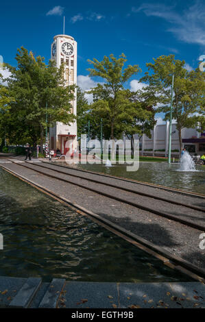 La torre dell'Orologio, Fontana, e dalla stazione ferroviaria, Russel Street a Nord, Hastings, Hawkes Bay, Isola del nord, Nuova Zelanda. Foto Stock