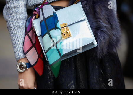 Milano - 26 febbraio: donna pone per i fotografi prima di Anteprima mostra con blue Louis Vuitton borsa la Fashion Week di Milano il giorno 2 Foto Stock