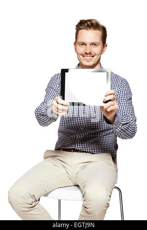 Uomo che mostra qualcosa sulla tavoletta digitale. Copia dello spazio. Foto Stock