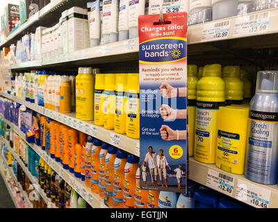 Sunscreen corridoio, farmacia CVS a Tampa, Florida, Stati Uniti d'America Foto Stock