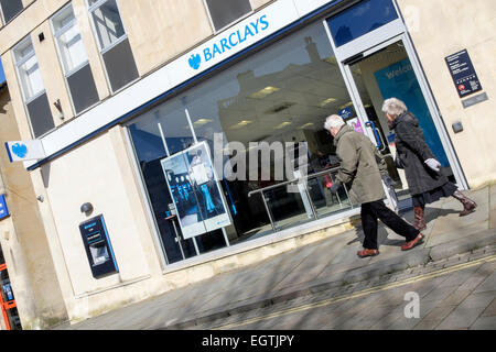 Chippenham, Regno Unito. 2 Marzo, 2015. Il giorno prima di Barclays rilasciare il loro intero anno risultati pedoni sono mostrati a camminare lungo un ramo di Barclays in Chippenham. Credito: lynchpics/Alamy Live News Foto Stock