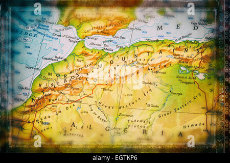 Traveler focalizzata sulle montagne Atlas Foto Stock