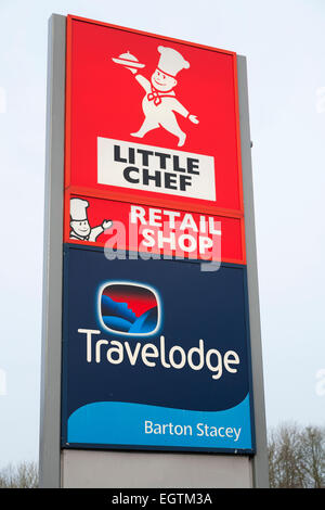 Segno al di fuori del comune di Little Chef fast food ristorante stradale / diner & un Travelodge hotel che condividono un sito. Barton Stacey REGNO UNITO Foto Stock