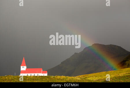 Rainbow su Vik Chiesa, Islanda Foto Stock