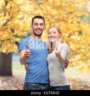 Coppia sorridente mostra pollice in alto Foto Stock