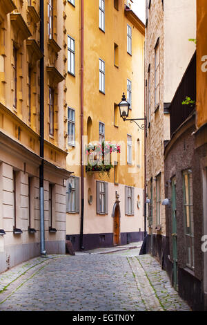 Strada stretta nella Città Vecchia (Gamla Stan) di Stoccolma, Svezia Foto Stock