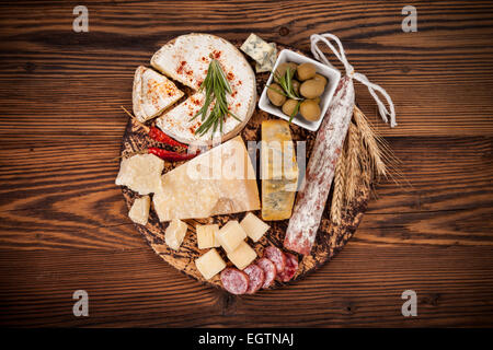 Disposizione di formaggio servita sul tagliere. Colpo da vista aerea Foto Stock